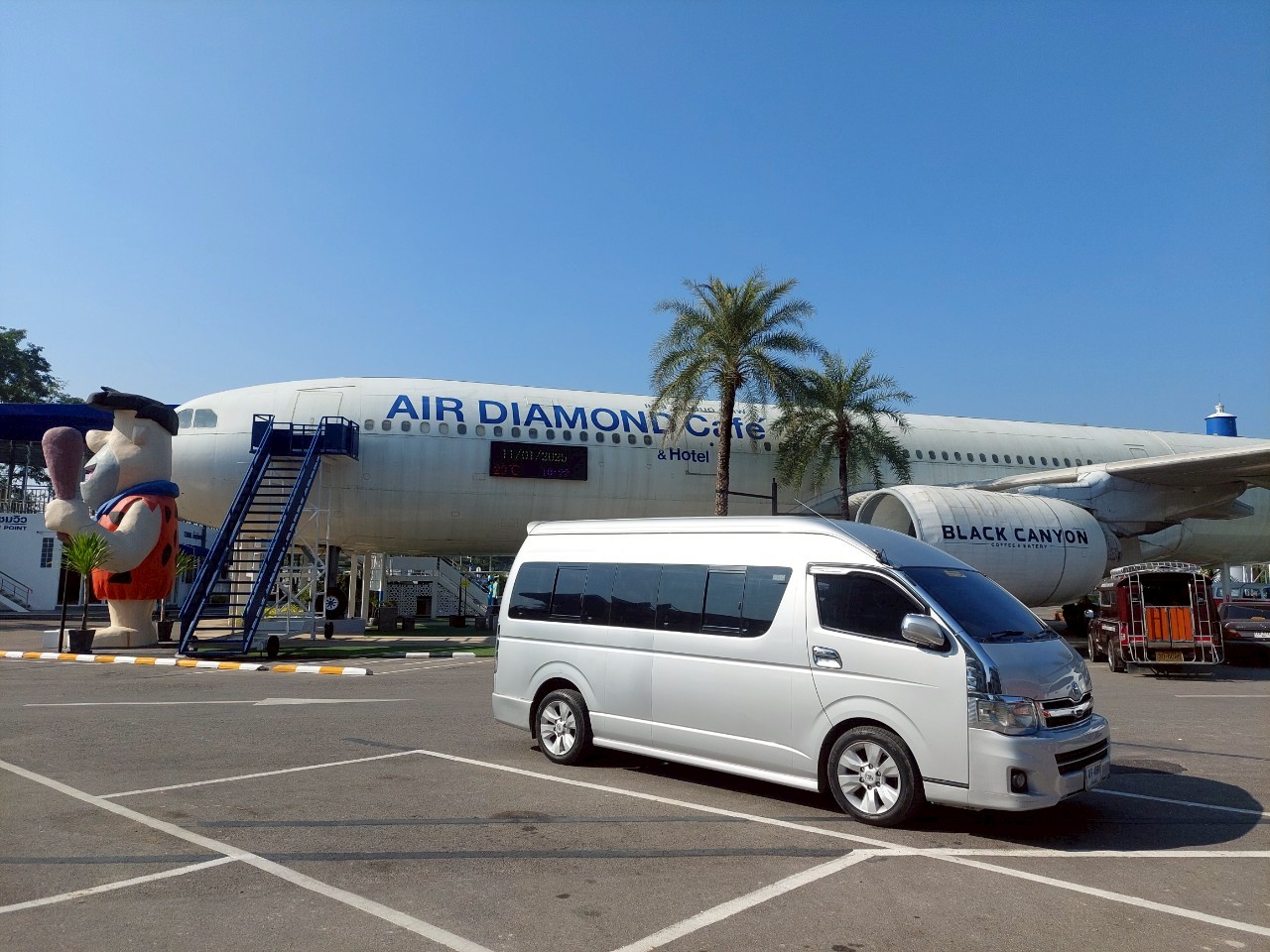 รถตู้ VIP และทีมงาน